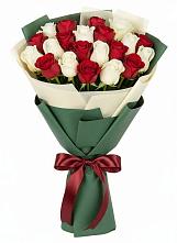 Букет Микс из красных и белых роз в Кошехабль