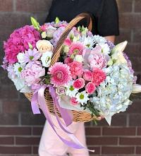 Композиция солнечный день в Кошехабль Цветочная композиция из Розы, Хризантемы, Пионы и Лизиантусы в корзине в Кошехабль