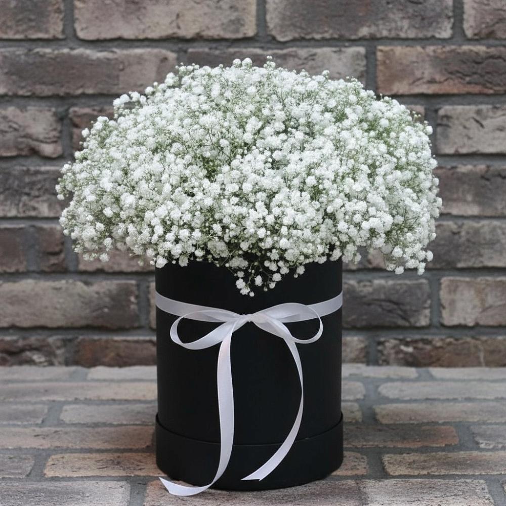 Цветочная композиция из Гипсофила в шляпной коробке в Кошехабль