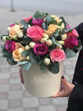 Цветочная композиция из Розы в шляпной коробке в Кошехабль