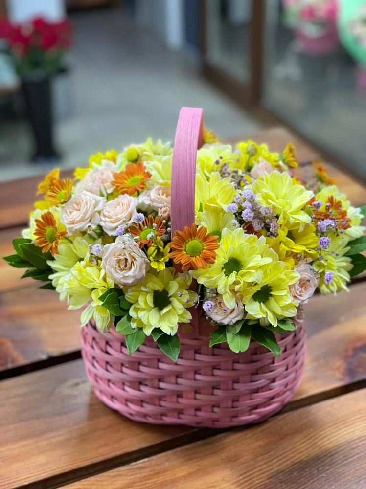 Цветочная композиция из Хризантемы и Розы в корзине в Кошехабль
