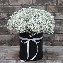 Цветочная композиция из Гипсофила в шляпной коробке в Кошехабль